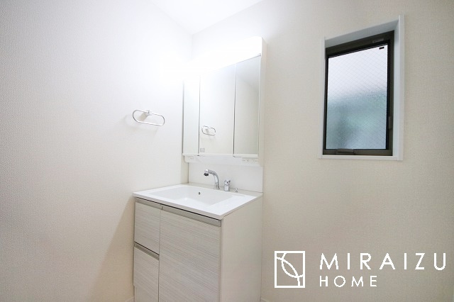 【独立洗面台】 | 高級感漂う洗面台です。鏡の後ろの収納棚もとても充実しております。コスメが大好きな奥様も、女子力高いご主人様もきっとご満足いただける収納力です。三面鏡なので、ヘアセットにも便利です。
