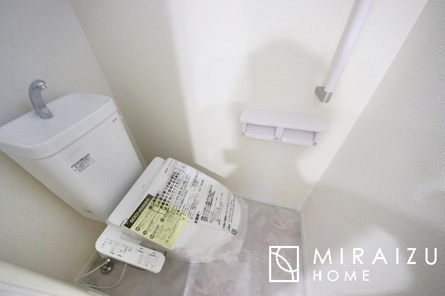 【トイレ】 | 空気の換気と窓からの光の明るさに配慮した清潔感のあるトイレ、ご自分の好きなアロマや芳香剤を置いて落ち着く空間を演出、一人になれる空間ですから、リラックスしたいですね。
