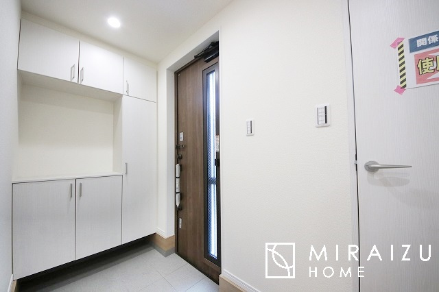 【玄関】 | いってきます♪ただいま♪明るい声が聞こえてきそうな玄関。ナチュラルなカラーがとても清潔感のある造りです♪
