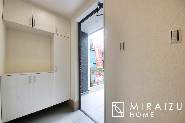 【内装】 | プライベートの空間もみんなで過ごす空間も両社兼ね備えたつくりです。階段には安全性を配慮し、手すりを設置。太陽の光と風が心地良い窓も付いた内装です。
