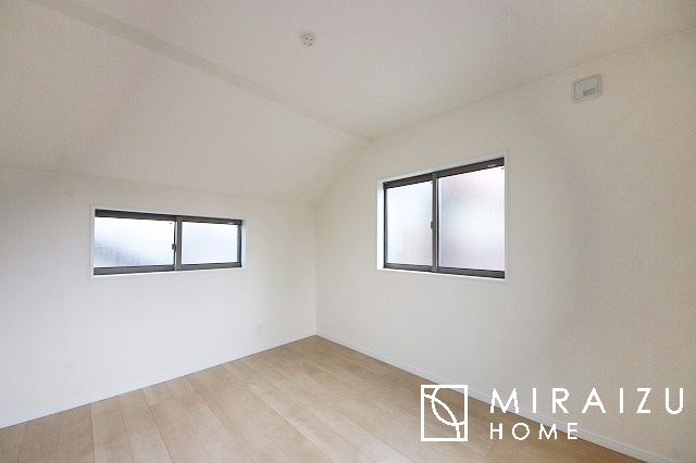 【洋室】 | 居心地の良さそうなリラックスできる空間。独立性のある建物ですので、ご自分の時間を大切にしたご家族様にぴったりです！
