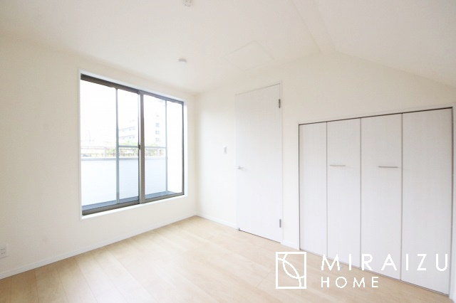 【寝室】 | 広さのある洋室は、ご夫婦様の寝室にぴったりですね。ご主人様の趣味のものや書斎などにも使用できるくらいの広さが嬉しいです。収納もばっちり完備してますのでお荷物が多いご家族様も安心してお暮しいただけます！