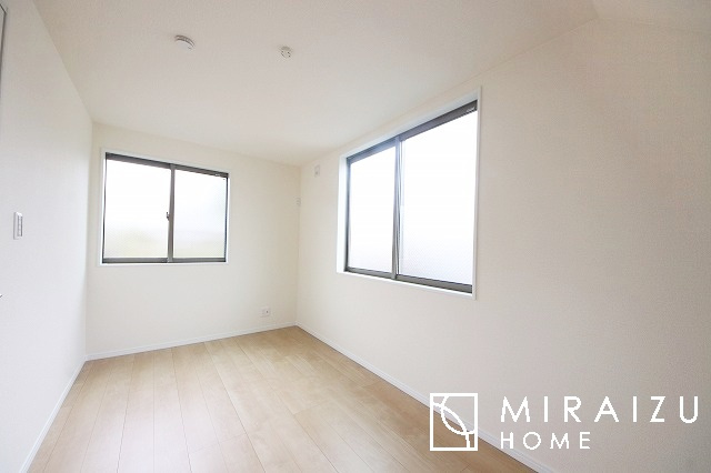 【子供部屋】 | お子様のお部屋にも主寝室にも使えますね。窓が二面についていますので採光もばっちり、空気の入れ替えもOK！自分のお部屋を持ちたいお子様の夢を叶えます！
