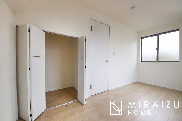 【収納】 | 収納力も自慢です。お洋服がお好きなお客様も多いですよね、衣替えをしなくてもお洋服をしまっておけそうなくらいの広さですね！
