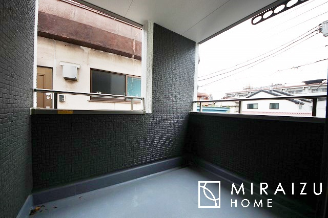 【バルコニー】 | 小鳥の鳴き声で目覚める朝、爽やかな風が入ります。太陽の陽射しでお洗濯物がカラッと乾き、気持ちの良い洋服とお布団で快適に過ごせます。