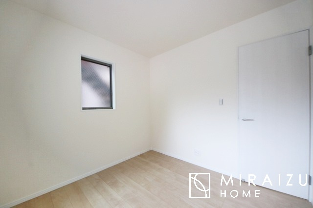 【寝室】 | 収納あり、自然な採光ありの洋室。家族みんなが気持ち良く目覚められる、過ごしやすい主寝室などにもお勧め。もちろん、ペットもご一緒に。