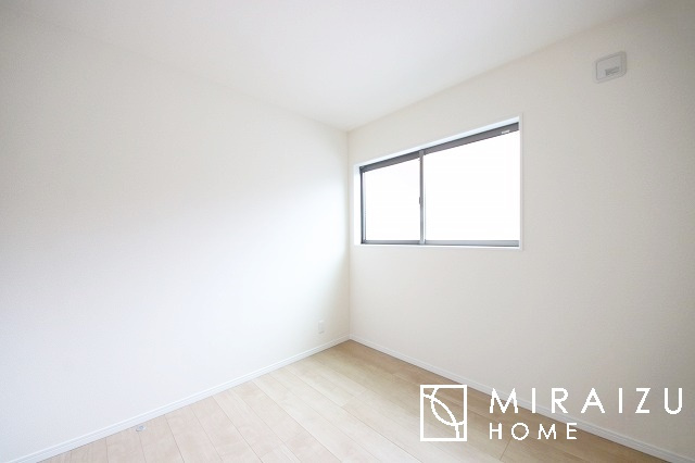 【子供部屋】 | 床のフローリングもオシャレな洋室が嬉しいです。独立性のある住宅ですので、各居室それぞれ、テイストの違うお部屋インテリア造りをしても面白いかもしれませんね！