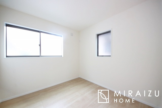 【収納】 | 収納あり、自然な採光ありの洋室。家族みんなが気持ち良く目覚められる、過ごしやすい主寝室などにもお勧め。もちろん、ペットもご一緒に。