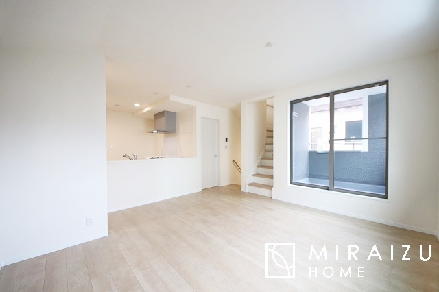 【居間・リビング】 | 陽当たりが心地の良いリビング空間です。日中はカーテンを開けて自然な光を取り込みリラックスして過ごしたいですね、照明器具もセンスの良いものを使いたいですね。
