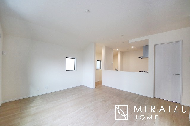 【居間・リビング】 | 大きな窓が特徴の南向きリビングでは、太陽光も沢山取り込むことが出来てお家の中にいても日光浴が可能ですね、開放的な空間です。インテリア選びも楽しそう、ご家族様で相談しながらインテリア配置も楽しみたいです