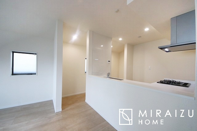 【居間・リビング】 | 明るい光が取り入れられる空間設計のリビングです。インテリア配置もしやすい間取りです。壁や床の色と合わせて落ち着いたインテリアも選びたいですね♪グリーンを飾っても素敵だと思います。
