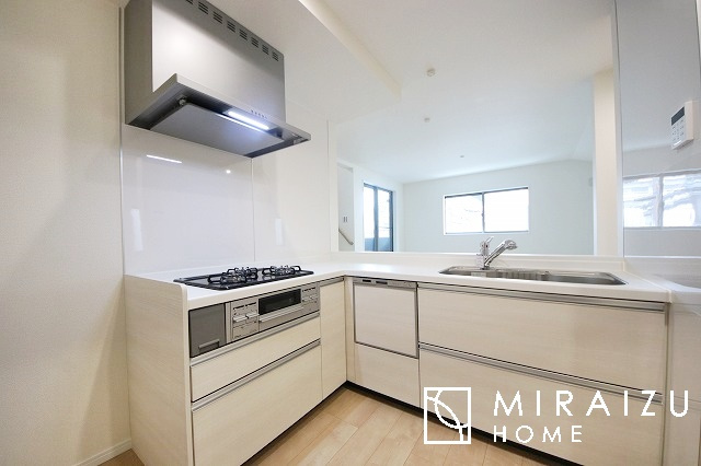 【キッチン】 | 洗練されたキッチンでは毎日の家事を少しでも楽に快適に工夫したいですね、大きいシンクではお皿洗いもストレスフリー、3口コンロでは要領よくお料理も可能です。レンジフードもお掃除がしやすい設計が嬉しい。
