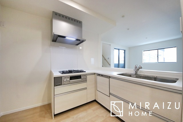 【キッチン】 | スッキリとした形が上品な広々ワイドキッチンです。レンジフードもすっきりとした造りなので圧迫感もございません。窓もあり明るい空間の中で毎日お料理することが可能です。収納スペースも広いのが嬉しいですね。

