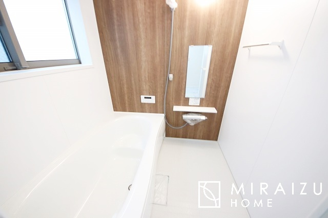 【浴室】 | 清潔感のあるホテルのような広い浴室が自慢です。疲れた日にはお湯をためてリラックスタイムを楽しみたいですね、今はスマホも防水の時代です、半身浴をしながら動画視聴、漫画視聴、楽しく過ごしたいですね^^
