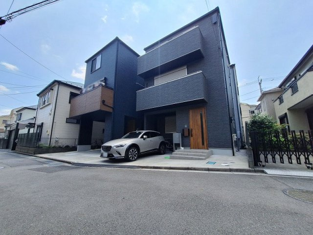 【前面道路含む現地写真】 | 朝霞市三原4丁目　中古一戸建住宅（成増店） | 前面道路幅広く開放的な立地です。
※車・家具・照明等は含まれません。