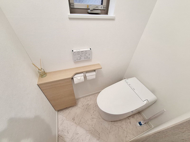 【トイレ】 | 朝霞市三原4丁目　中古一戸建住宅（成増店） | 1階はお掃除の手間が少なく、節水効果が高いタンクレストイレ。
※家具・照明等は含まれません。