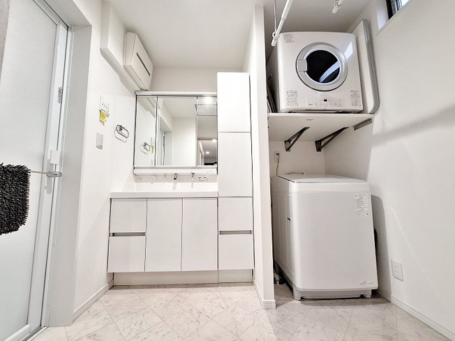 【独立洗面台】 | 朝霞市三原4丁目　中古一戸建住宅（成増店） | 洗面台横にはキャビネット、足元には床下収納が付きタオルや日用品も近くにしまえます。
※家具・照明等は含まれません。