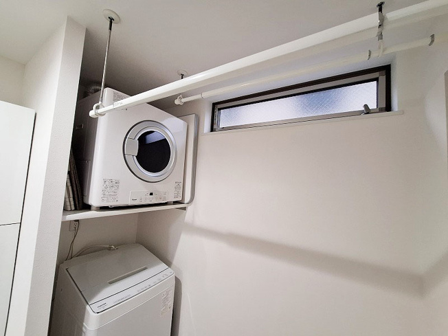 【ランドリースペース】 | 朝霞市三原4丁目　中古一戸建住宅（成増店） | ガス衣類乾燥機「乾太くん」付！
ガスならではの強い温風で電気式の1/3の時間で乾燥が完了！太陽よりもふんわり仕上がります。室内物干「ホスクリーン」も備わりお洗濯便利です。