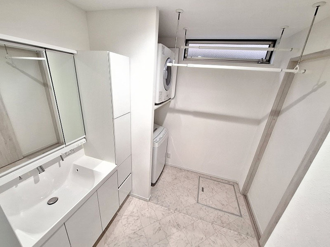 【独立洗面台】 | 朝霞市三原4丁目　中古一戸建住宅（成増店） | ご家族そろって身支度可能なゆとりあるスペース。
洗面台には大きく見やすい三面鏡が付いているので、身支度がスムーズに行えます。
※家具・照明等は含まれません。