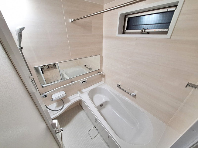 【浴室】 | 朝霞市三原4丁目　中古一戸建住宅（成増店） | 1日の疲れを癒すバスルーム。浴室暖房乾燥機が付き、防カビ対策・雨の日のお洗濯にも活躍いたします。
※家具・照明等は含まれません。