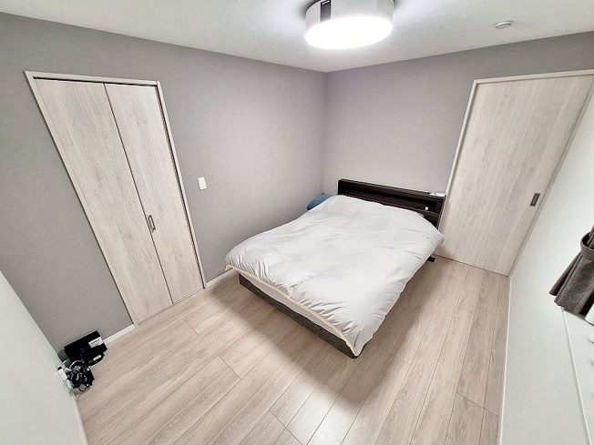 【寝室】 | 朝霞市三原4丁目　中古一戸建住宅（成増店） | 1階6.1帖/季節物の衣類や趣味用品もまとめて収納いただけるWIC付！
※家具・照明等は含まれません。
