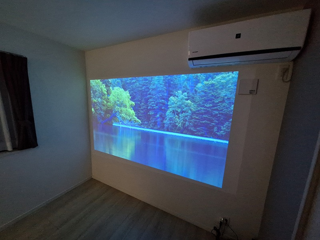 【寝室】 | 朝霞市三原4丁目　中古一戸建住宅（成増店） | 1階6.1帖洋室は壁面にプロジェクター用クロスを採用。映画やドラマも楽しみやすいですね。
※家具・照明等は含まれません。