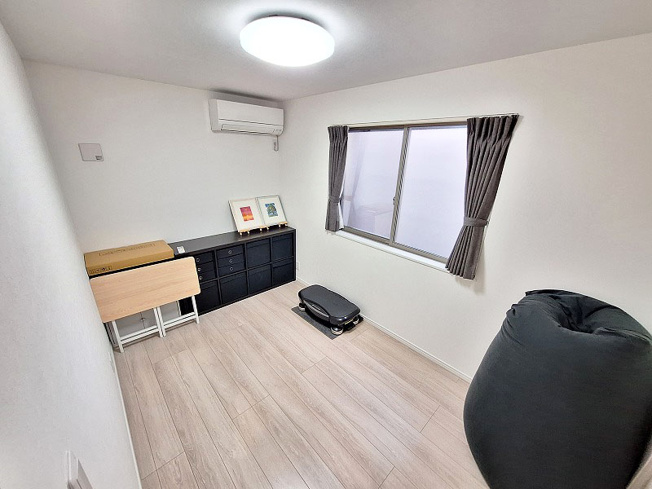 【洋室】 | 朝霞市三原4丁目　中古一戸建住宅（成増店） | 3階5.1帖納戸/収納はもちろん書斎や趣味部屋にもお使いいただけます。
※家具・照明等は含まれません。