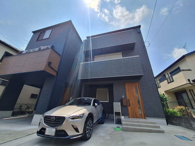 【外観】 | 朝霞市三原4丁目　中古一戸建住宅（成増店） | 徒歩10分圏内に商業施設が充実し生活便利な環境。
※車・家具・照明等は含まれません。