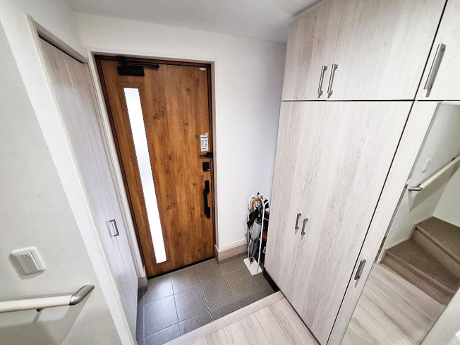 【玄関】 | 朝霞市三原4丁目　中古一戸建住宅（成増店） | 玄関ドアには電子キーを採用しらくらく施錠・開錠いただけます。
※家具・照明等は含まれません。