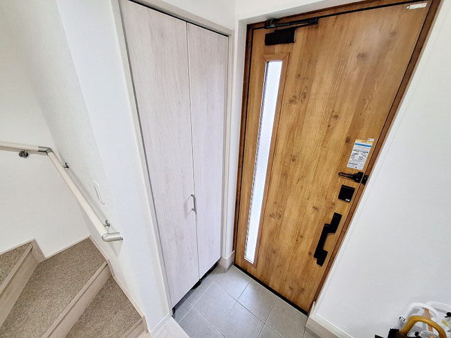 【玄関】 | 朝霞市三原4丁目　中古一戸建住宅（成増店） | シューズボックスに加えてシューズクロークが付きます。
外用品もお部屋を汚さず収納できますね。
※家具・照明等は含まれません。