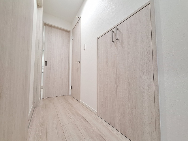 【収納】 | 朝霞市三原4丁目　中古一戸建住宅（成増店） | 日用品や掃除家電、防災用品の収納にも便利な階段下スペース。
※家具・照明等は含まれません。