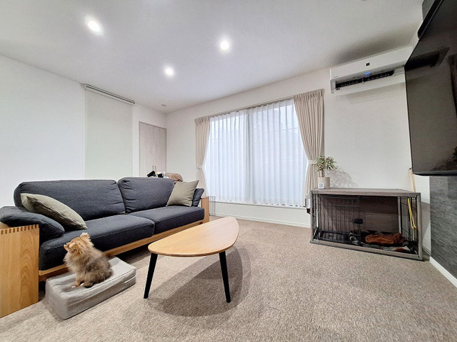 【居間・リビング】 | 朝霞市三原4丁目　中古一戸建住宅（成増店） | 開放的な2階リビング19.1帖！
外からの視線が気になりにくくプライベート時間を大切に過ごせます。
※家具・照明等は含まれません。