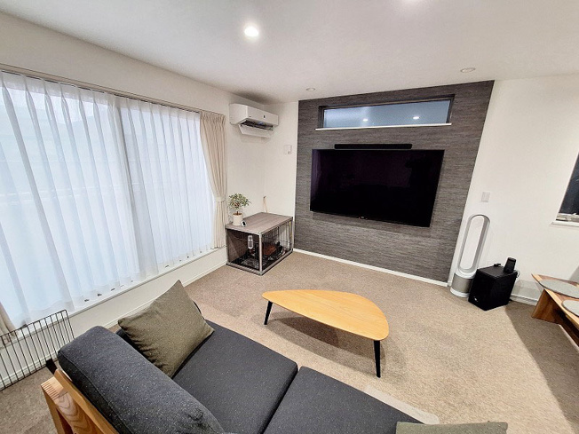 【居間・リビング】 | 朝霞市三原4丁目　中古一戸建住宅（成増店） | 電気式床暖房・壁掛けTVが嬉しい寛ぎの空間。
ワイドサッシが陽射しをたっぷりと取り込みます。
※家具・照明等は含まれません。