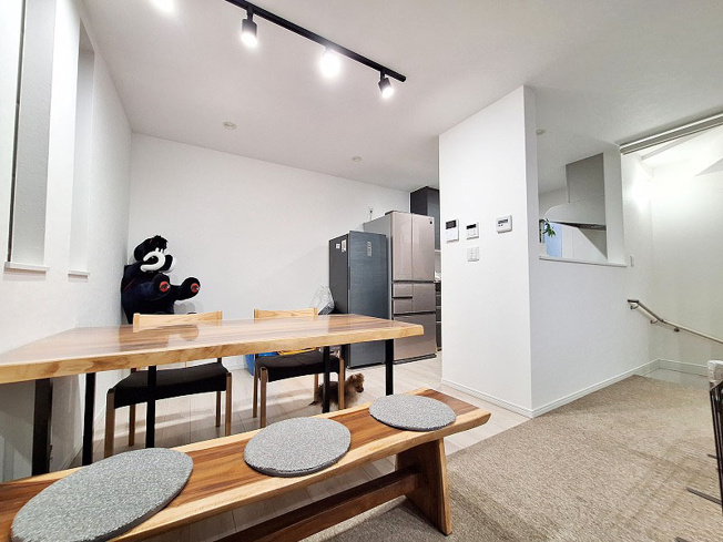 【居間・リビング】 | 朝霞市三原4丁目　中古一戸建住宅（成増店） | ご家族が自然と集まり賑やか声が聞こえてきそうですね。
※家具・照明等は含まれません。