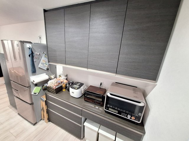 【キッチン】 | 朝霞市三原4丁目　中古一戸建住宅（成増店） | 大容量の吊戸棚とカップボードが備わり食器や家電もスッキリ片付きます。
※家具・照明等は含まれません。