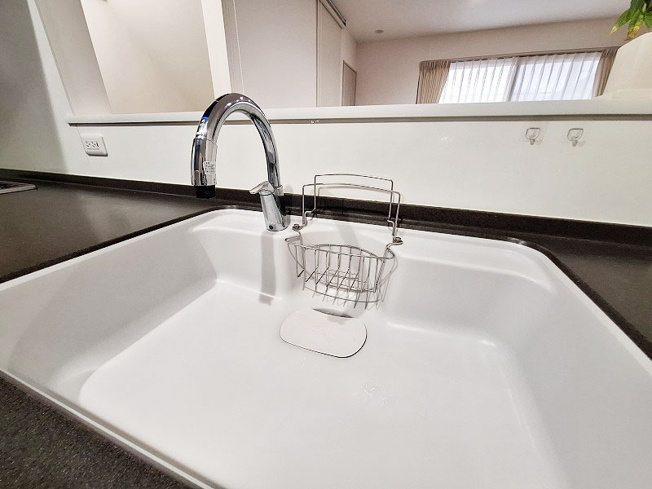 【キッチン】 | 朝霞市三原4丁目　中古一戸建住宅（成増店） | 握力の弱いお子様やご年配の方も使いやすいタッチレス水栓。非接触につき感染症対策にも効果的です。
※家具・照明等は含まれません。