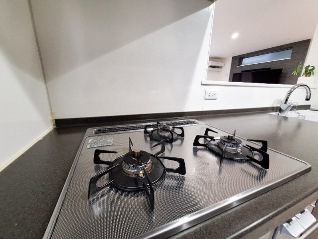 【キッチン】 | 朝霞市三原4丁目　中古一戸建住宅（成増店） | 熱や衝撃に強いガラストップ3口コンロ。同時調理で家事の時短が叶います。
※家具・照明等は含まれません。