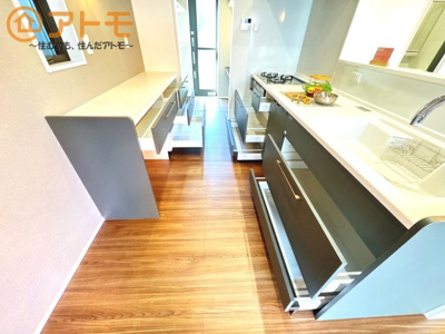 【キッチン】 | 清水区北脇新田　新築戸建　B区画 | 大容量システムキッチン♪お料理スペースやシンク広々！毎日の家事をしっかりサポート♪