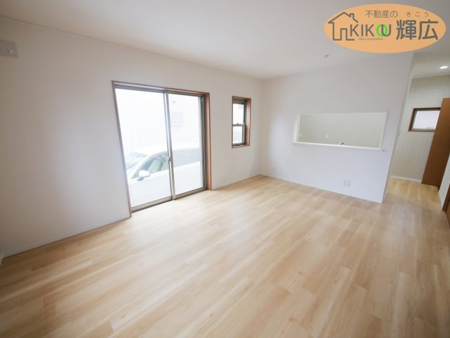 【居間・リビング】 | 姫路市飾磨区細江　中古戸建 | キッチン、ユニットバス、トイレ、洗面化粧台などが新しくなりました。