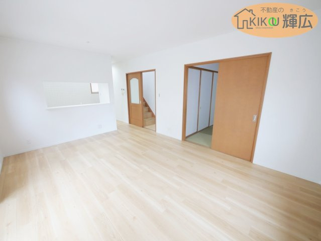 【居間・リビング】 | 姫路市飾磨区細江　中古戸建 | 中2階を利用した空間をご覧ください。