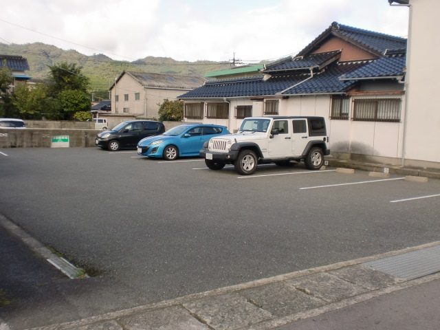 長冨駐車場（三の宮）の外観