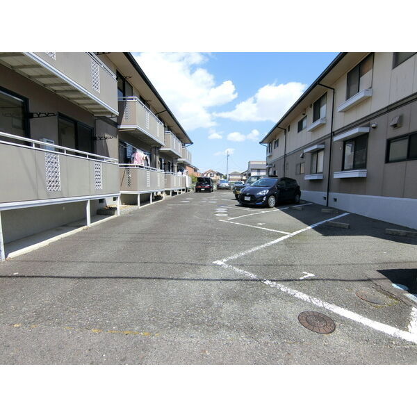 栄林ハイツB棟の駐車場