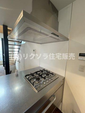 上神田２丁目　中古一戸建てのキッチン|ビルトイン四口コンロ
■物件内覧・資金計画相談・住宅ローン相談、リフォーム相談、お問合せ受付中■
※当日・翌日のご内覧、ご相談はお電話でのお問合せがスムーズです！