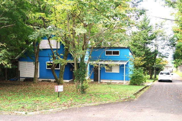 西伯郡伯耆町金屋谷岩立　中古別荘の前面道路含む現地写真