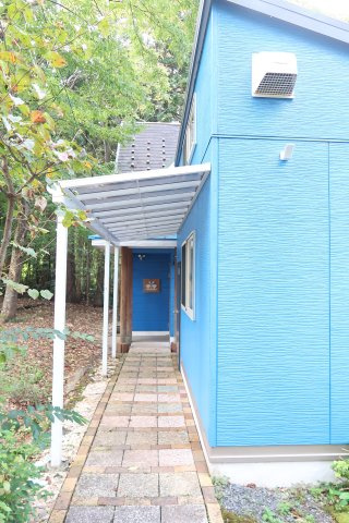 西伯郡伯耆町金屋谷岩立　中古別荘のエントランス