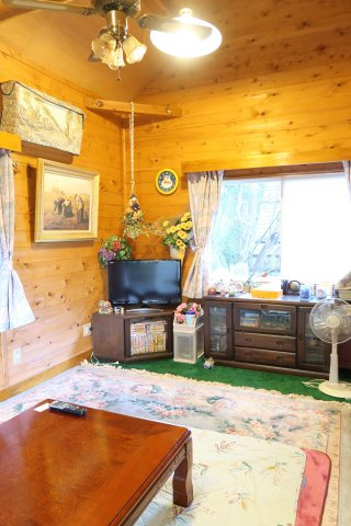 西伯郡伯耆町金屋谷岩立　中古別荘の居間・リビング
