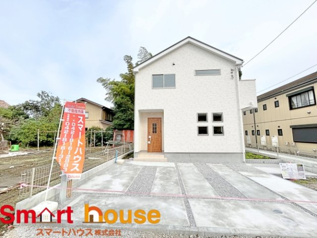 相模原市南区磯部　新築2棟　並列車2台駐車可　最終一棟の外観|外壁が周囲の街並みと青空に生えるお洒落な仕上がり！周囲には高い建物のないエリア。青い空が大きく感じますね。