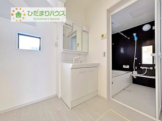 【独立洗面台】 | 牛久市田宮町20期　新築戸建　3号棟 | 大きな三面鏡の独立洗面。鏡の後ろは収納となっているのでスッキリと整理できます！