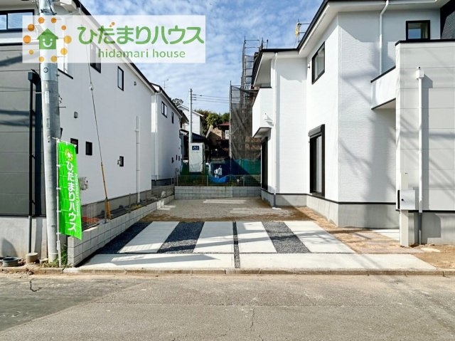 【外観】 | 牛久市田宮町20期　新築戸建　3号棟 | カースペース２台ＯＫ！前面道路も幅が広いため車庫入れも安心です(^^)/