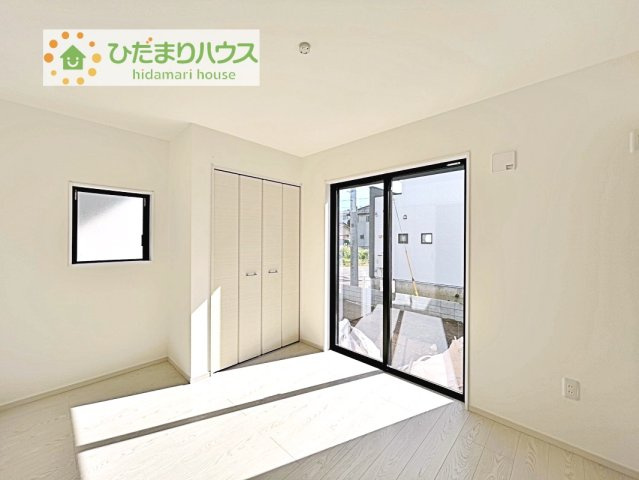 【洋室】 | 牛久市田宮町20期　新築戸建　3号棟 | リビングと隣り合わせにある洋室は合わせて22.4！扉を閉めれば、来客用の部屋として使えます♪